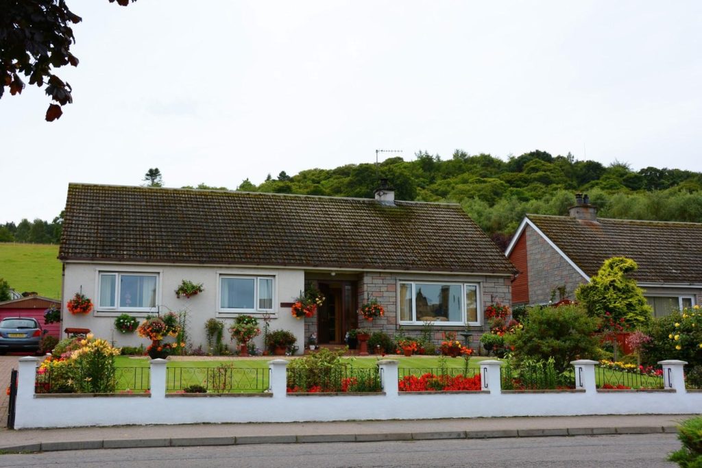 losstaand huis met gazon