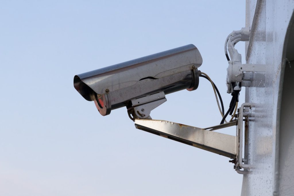 Opgehangen beveiligingscamera